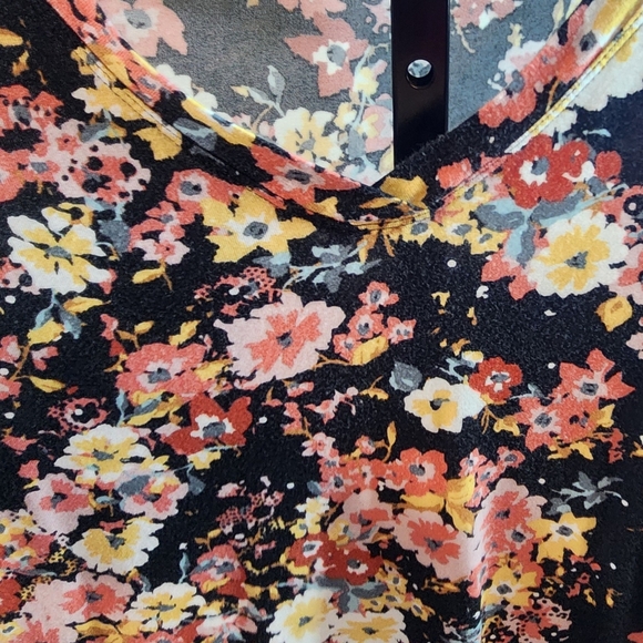 Maurices 24/7 Pretty Floral Vneck Tank - Picture 4 of 10